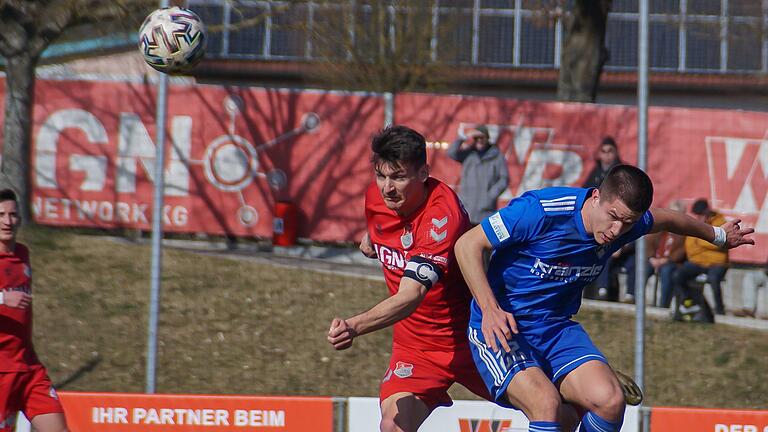 Heiße Zweikämpfe gab es beim 1:1 zwischen dem TSV Aubstadt (links Ben Müller) und dem FV Illertissen (rechts Luca Kljajic).