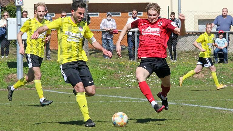 Im ungewohnten gelben Shirt geht Schweinfurts Ercan Öztürk (links) in den Zweikampf mit Marcel Behr von der DJK Schwebenried/Schwemmelsbach. Im ungewohnten gelben Shirt geht Schweinfurts Ercan Öztürk (links) in den Zweikampf mit Marcel Behr von der DJK Schwebenried/Schwemmelsbach.