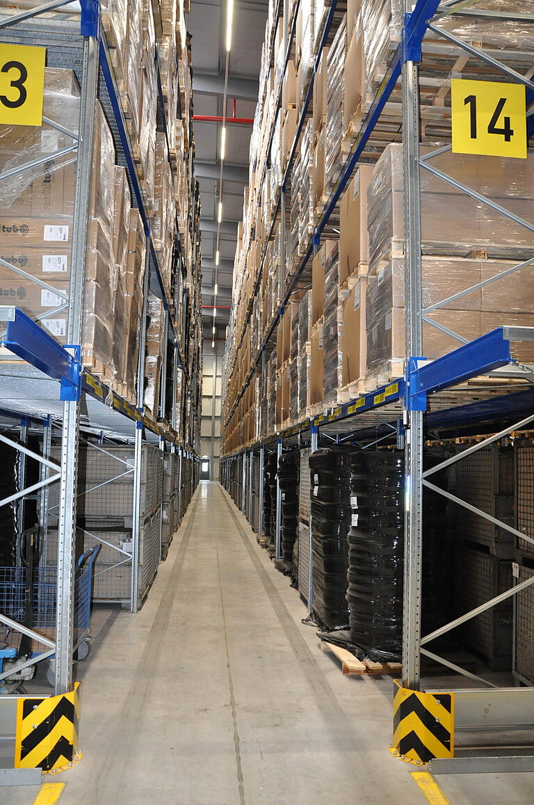 Das neue Logistikzentrum bietet Platz für rund 10.000 Paletten. Das neue Logistikzentrum bietet Platz für rund 10.000 Paletten.