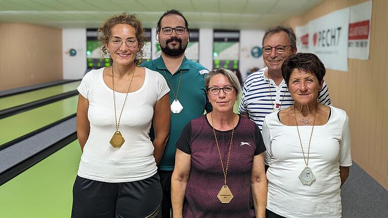 Die Sieger bei den Clubmeisterschaften vorne von links: Kathrin Hüther, Kornelia Thomas und Anni Müller; hinten von links: Serdar Aktürk und Hermann Holzinger. Die Sieger bei den Clubmeisterschaften vorne von links: Kathrin Hüther, Kornelia Thomas und Anni Müller; hinten von links: Serdar Aktürk und Hermann Holzinger.