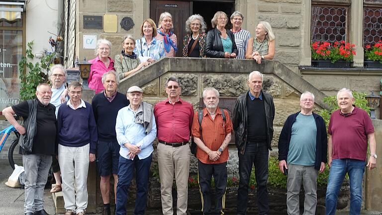 Das Foto entstand vor dem Schlundhaus, von links vorne: Rolf Bießmann, Ehrenfried Vogt, Herbert Hartmann, Albert Heuring, Josef Friedrich, Manfred Rais, Peter Suren, Erwin Streichsbier, Arno Henning; hinten: Klaus Dürer, Roswitha Bießmann, Brigitte Seifert, Elfriede Adam-Wagner, Claudia Roth-Reichel, Waltraud Ankenbauer, Margret Reder, Angelika Schardt, Ulrike Friedrich (es fehlt Karin Saueracker).