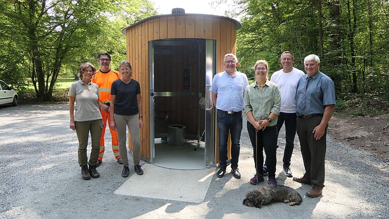 Eine neue Komposttoilette steht von nun an auf dem Marswaldspielplatz bei Oberschleichach allen Besucherinnen und Besuchern offen. Über die Aufwertung des Areals freuen sich: (von links) Försterin Ellen Koller, Bernd Engel (Bauhof Oberaurach), ILE-Managerin Ulla Schmidt, Bürgermeister Jörg Kümmel (Sand), Barbara Ernwein (Leiterin Forstbetrieb Ebrach), Bürgermeister Matthias Bäuerlein (Rauhenebrach) und Zweiter Bürgermeister Hans Albert (Oberaurach).