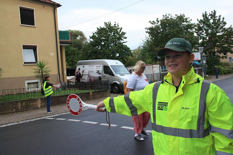 Schülerlotse Jaylee Dresch (vorne im Bild) verrichtet seinen freiwilligen Dienst aus voller Überzeugung. Schülerlotse Jaylee Dresch (vorne im Bild) verrichtet seinen freiwilligen Dienst aus voller Überzeugung.