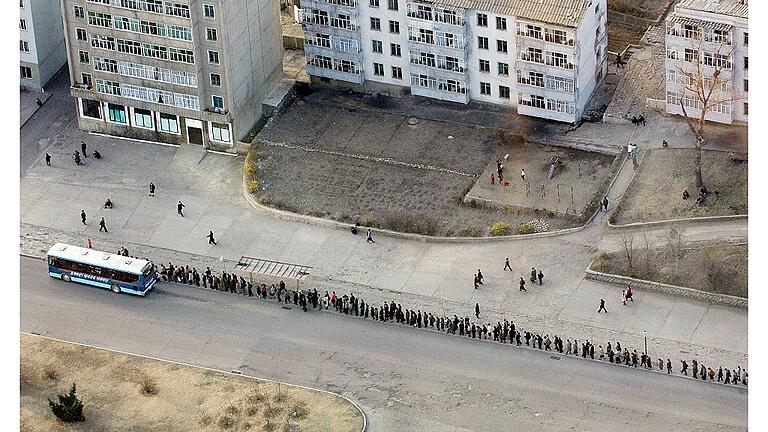 Pyongyang, Nordkorea, April 2006, Stadtansichten, Asien       -  &bdquo;Waiting&ldquo; &ndash; wenn de Schlange kein Ende hat . . . Pyongyang, Nordkorea, 2006.