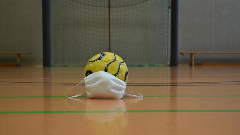 An diesem Wochenende beginnt für die meisten Handball-Teams aus dem Landkreis Rhön-Grabfeld die neue Saison. Ob sie wie geplant durchgeführt werden kann, erscheint fraglich. An diesem Wochenende beginnt für die meisten Handball-Teams aus dem Landkreis Rhön-Grabfeld die neue Saison. Ob sie wie geplant durchgeführt werden kann, erscheint fraglich.