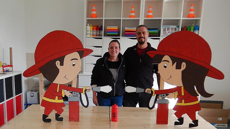 Heike und Florian Witzgall mit den Maskottchen der Kinderfeuerwehr Willmars. Heike und Florian Witzgall mit den Maskottchen der Kinderfeuerwehr Willmars.