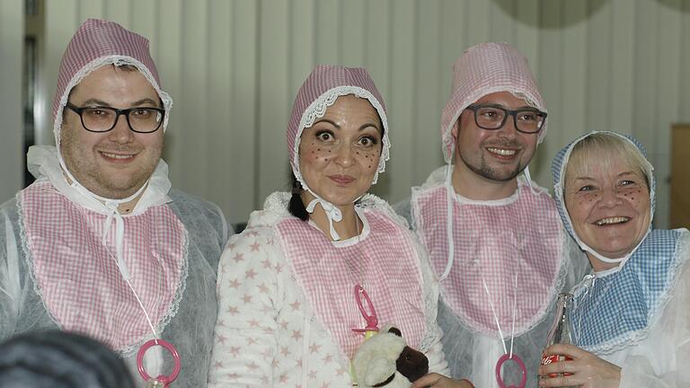 Die Rathaus-Verteidiger machten auf 'Babyboom' und 'Elternzeit'. Es nutzte nichts; Karnevalisten stürmten es trotzdem. Foto: Steffen Standke       -  Die Rathaus-Verteidiger machten auf 'Babyboom' und 'Elternzeit'. Es nutzte nichts; Karnevalisten stürmten es trotzdem. Foto: Steffen Standke