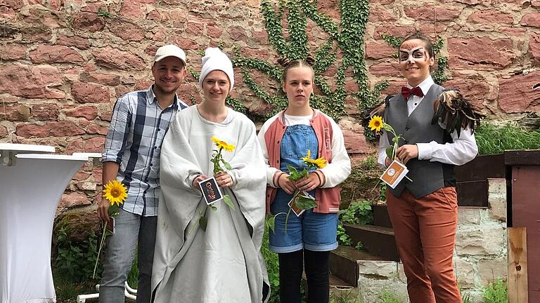 Sie bereicherten mit einer Szene und den Fürbitten den Gottesdienst (von links): Roland Schwab, Alisa Schmitt, Ida Heitzenröther, Nina Roth.