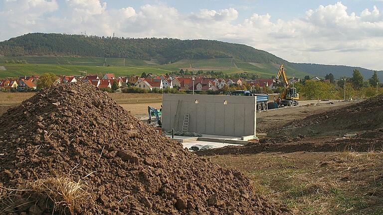 Als habe ein Maulwurf ganze Arbeit geleistet: Das neue Baugebiet am Iphöfer Geiersberg mit 45 Bauplätzen ist noch nicht fertig erschlossen, da wird schon das erste Haus gebaut.