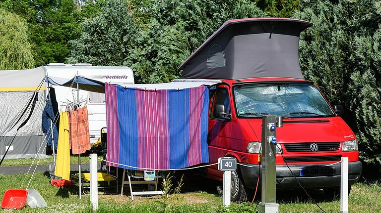 Viele Urlauber kommen mittlerweile mit VW-Bus auf den Campingplatz. Im Bild: Der Platz in Frickenhausen.