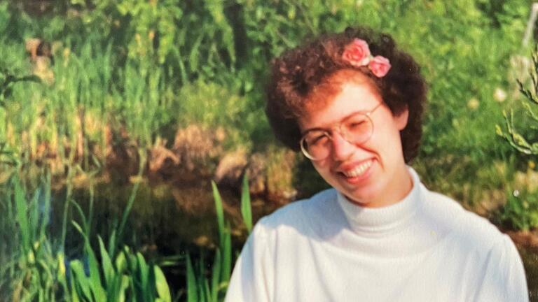 Aufgewachsen ist Schwester Clara-Maria als Susanne Geyer in Üchtelhausen. Das Foto zeigt sie im Klostergarten in Rödelmaier bei ihrer Einkleidung