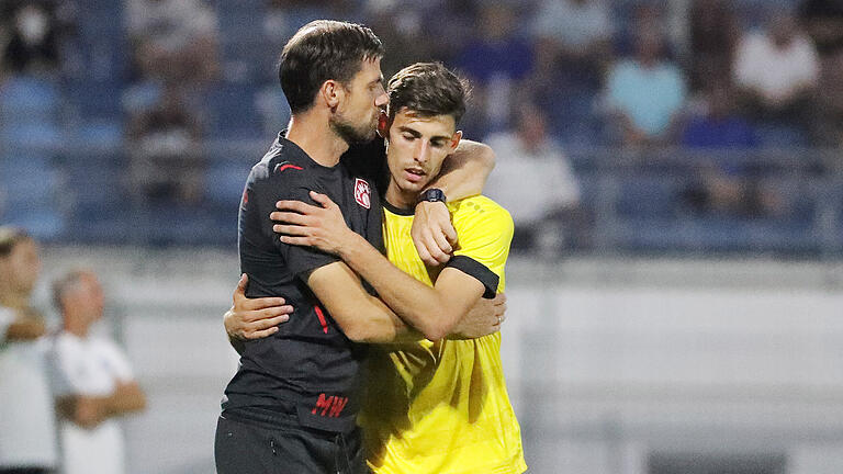 Trainer Marco Wildersinn (links) setzt auch im Saisonendspurt weiter auf Ivan Franjic, auch wenn der Mittelfeldspieler die Würzburger Kickers verlassen wird.