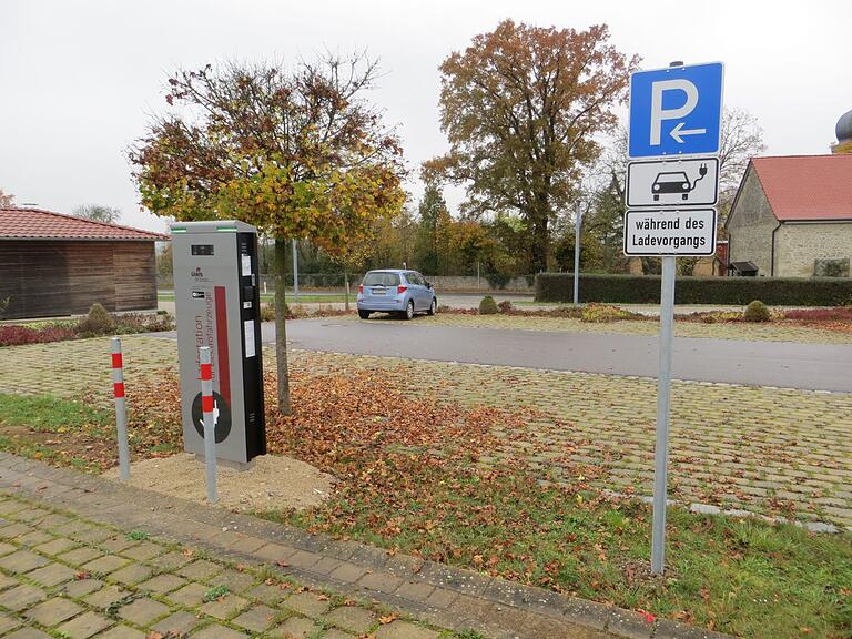 Die E-Auto-Ladesäulen neben dem Auber Seniorenheim sollen demnächst freigeschaltet werden. Die E-Auto-Ladesäulen neben dem Auber Seniorenheim sollen demnächst freigeschaltet werden.