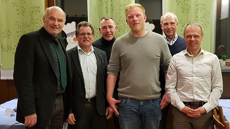 Das Bild zeigt (von links):&nbsp;Landrat Eberhard Nuß, Heribert Endres, Matthias Forster (stellvertretende Vorsitzende), Johannes Krämer (Vorsitzender), Peter Geigenberger (Kassier) und Johannes Wagner (Schriftführer).