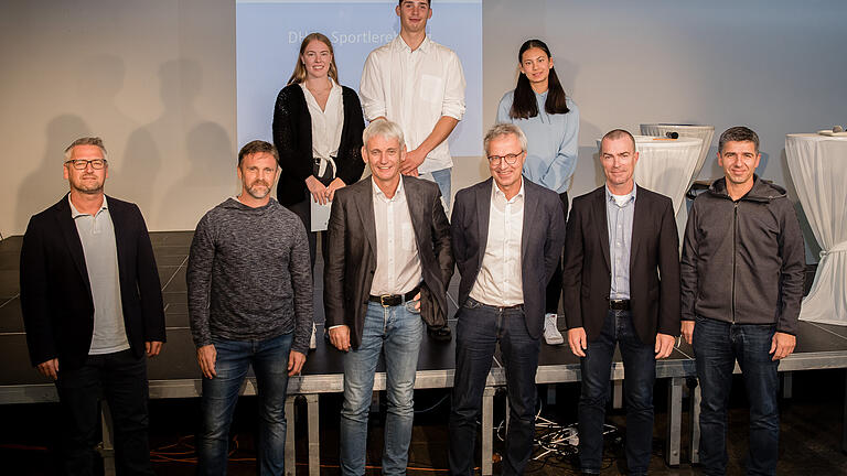 Hinten von links: Anna Händle, Finn Stäblein, Hannah Treumann. Vorne von links: Anton Kramer, Andreas Weiermann, Hartmut Braun, Michael Schmitt, Roland Händle, Efram Yaman (Die Masken wurden nur für das Foto abgenommen).