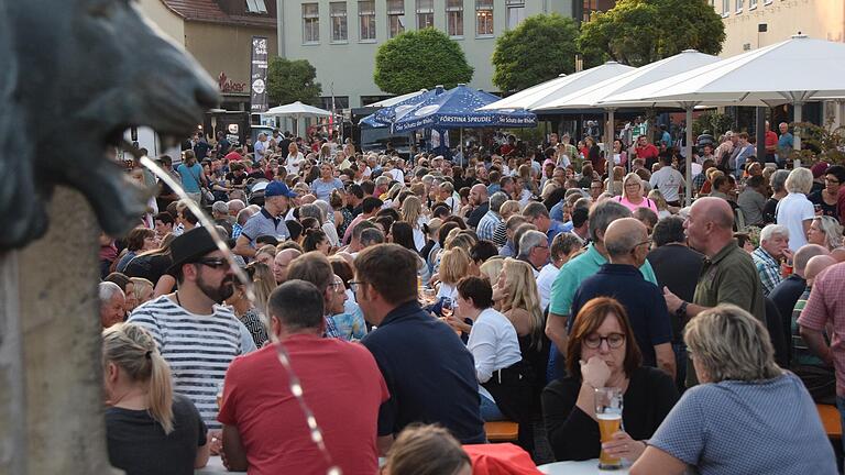Schon längst über die Stadtgrenzen hinaus war der Marktplatzsommer bis 2019 ein Anziehungspunkt für Jung und Alt. Schon längst über die Stadtgrenzen hinaus war der Marktplatzsommer bis 2019 ein Anziehungspunkt für Jung und Alt.