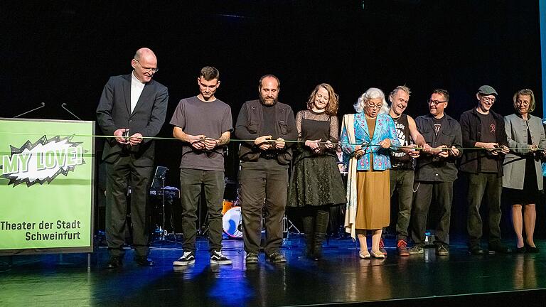 Mitarbeiter des Theaters und Ehrengäste griffen gemeinsam zur Schere, durchschnitten symbolisch ein grünes Band und eröffneten damit die Ersatzspielstätte des Schweinfurter Theaters. Mitarbeiter des Theaters und Ehrengäste griffen gemeinsam zur Schere, durchschnitten symbolisch ein grünes Band und eröffneten damit die Ersatzspielstätte des Schweinfurter Theaters.