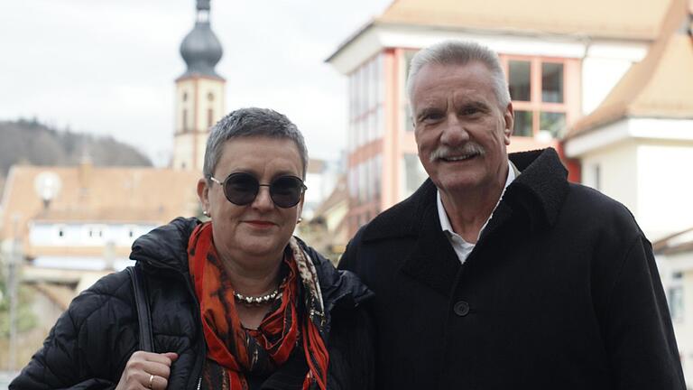 Heike und Peter Richnow nach einem Besuch bei den Stadtwerken in Bad Brückenau. Die Brandenburger wollen im Roßbacher Forst bei Zeitlofs einen Windpark mit angeschlossenem Wasserstoffprojekt errichten. - Heike und Peter Richnow nach einem Besuch bei den Stadtwerken in Bad Brückenau. Die Brandenburger wollen im Roßbacher Forst bei Zeitlofs einen Windpark mit angeschlossenem Wasserstoffprojekt errichten. Heike und Peter Richnow nach einem Besuch bei den Stadtwerken in Bad Brückenau. Die Brandenburger wollen im Roßbacher Forst bei Zeitlofs einen Windpark mit angeschlossenem Wasserstoffprojekt errichten. - Heike und Peter Richnow nach einem Besuch bei den Stadtwerken in Bad Brückenau. Die Brandenburger wollen im Roßbacher Forst bei Zeitlofs einen Windpark mit angeschlossenem Wasserstoffprojekt errichten.