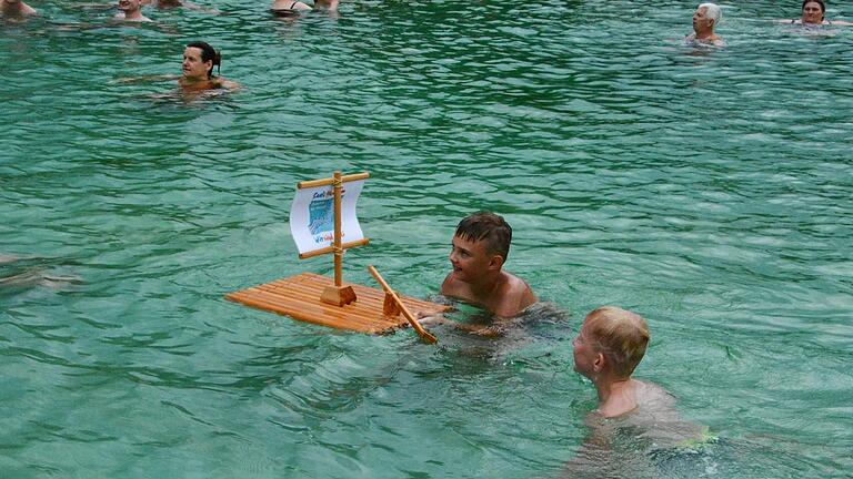 Oftmals wird das Saalemusicum Floß auch „zu Wasser gelassen“, wie hier am Heilwassersee in Bad Königshofen.       -  Oftmals wird das Saalemusicum Floß auch „zu Wasser gelassen“, wie hier am Heilwassersee in Bad Königshofen.