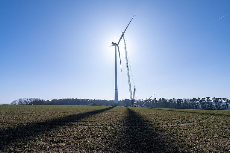 Am Freitag wurde das neue Windrad auf dem Bretzenstein äußerlich fertiggestellt. Am Freitag wurde das neue Windrad auf dem Bretzenstein äußerlich fertiggestellt.