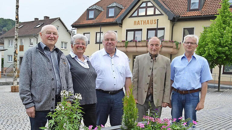 Der einzig schöne Moment der diesjährigen Jahreshauptversammlung beim Gartenbauverein. Alois Gärtner (von links), Theresia Höchemer und Rudolf Scheuplein wurden für ihre 40-jährige Vereinszugehörigkeit von Hubert Kober vom Kreisverband und Vereinsvorsitzenden Siegfried Höchemer geehrt. Foto: Kathrin Kupka-Hahn - Der einzig schöne Moment der diesjährigen Jahreshauptversammlung beim Gartenbauverein. Alois Gärtner (von links), Theresia Höchemer und Rudolf Scheuplein wurden für ihre 40-jährige Vereinszugehörigkeit von Hubert Kober vom Kreisverband und Vereinsvorsitzenden Siegfried Höchemer geehrt. Foto: Kathrin Kupka-Hahn Der einzig schöne Moment der diesjährigen Jahreshauptversammlung beim Gartenbauverein. Alois Gärtner (von links), Theresia Höchemer und Rudolf Scheuplein wurden für ihre 40-jährige Vereinszugehörigkeit von Hubert Kober vom Kreisverband und Vereinsvorsitzenden Siegfried Höchemer geehrt. Foto: Kathrin Kupka-Hahn - Der einzig schöne Moment der diesjährigen Jahreshauptversammlung beim Gartenbauverein. Alois Gärtner (von links), Theresia Höchemer und Rudolf Scheuplein wurden für ihre 40-jährige Vereinszugehörigkeit von Hubert Kober vom Kreisverband und Vereinsvorsitzenden Siegfried Höchemer geehrt. Foto: Kathrin Kupka-Hahn