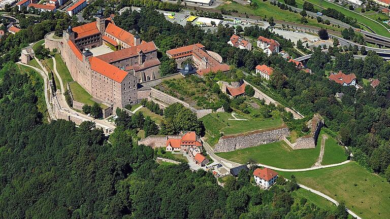 Auf der Kulmbacher Plassenburg, im 19. Jahrhundert ein Zuchthaus, starb der inhaftierte Obersinner Anton Wehner 1875.
