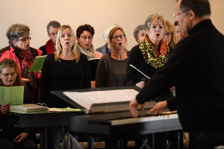 Generalprobe vor dem Weihnachtskonzert des Würzburger Gospel-Rock-Pop-Chors 'Voices' unter Leitung von Fred Elsner.