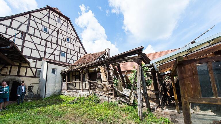 Der eingestürzte Verbindungsbau zwischen Wohnhaus und Scheune wird abgerissen. Auf dem Sandsteinsockel soll eine Sonnenterrasse entstehen.