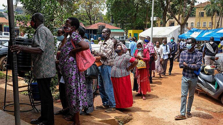 In Ugandas Hauptstadt Kampala stehen Menschen Schlange, um in einem Gesundheitszentrum geimpft zu werden. Nach wochenlangem Lieferengpass hat das Land die Impfungen am 9. August wiederaufgenommen.&nbsp;