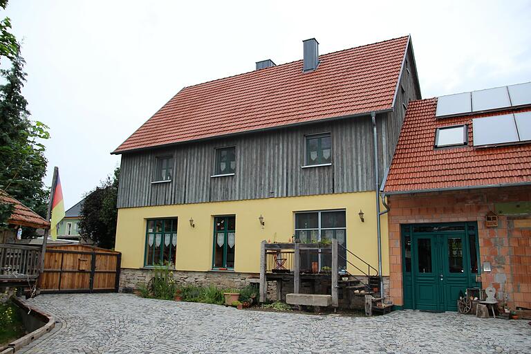 Nachher: In diesem schmucken umgebauten Bauernhaus lebt heute Familie Kleinhenz mit ihren drei Kindern.