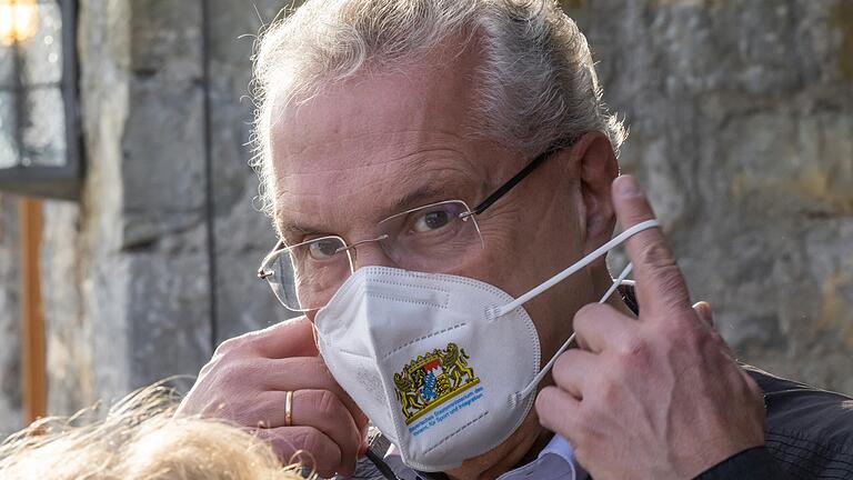 Rechtsextreme Gruppen seien auch in Unterfranken bei der Mobilisierung für Proteste gegen Corona-Einschränkungen sehr aktiv, warnt Bayerns Innenminister Joachim Herrmann (CSU).