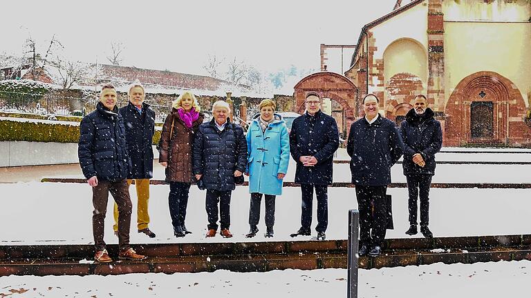 Kulturamtsleiter Frank Mittnacht (von links), Gästeführer Kurt Lindner, Dezernentin Ursula Mühleck, Altlandrat Georg Denzer, Ministerin MdL Nicole Razavi, Landrat Christoph Schauder, Prof. Dr. Gerhard Sextl (Institutsleiter des Fraunhofer Instituts für Silicatforschung) und Joachim Aragón (Leiter des Amtes für Immobilienmanagement) vor dem Kloster Bronnbach.