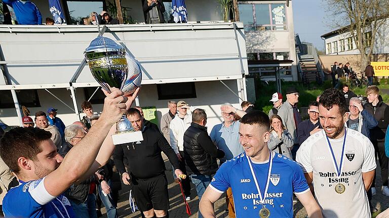 Unterpleichfelds Kapitän durfte den Toto-Pokal im Fußball-Kreis Würzburg am 1. Mai 2023 in die Höhe strecken. Der TSV gewann das Finale auf eigenem Platz gegen den TSV Eisingen, der zum zweiten Mal in Folge das Endspiel erreicht hatte.