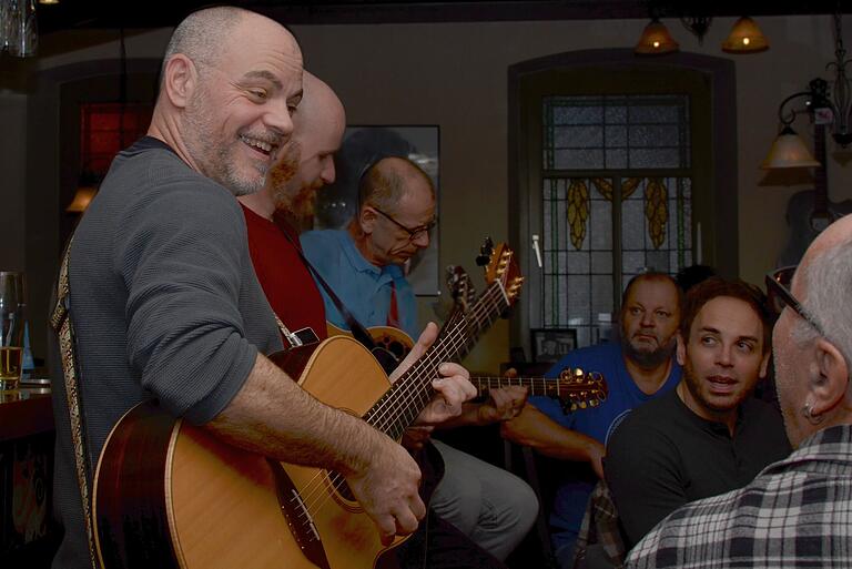 Stephan Schmitt (49) organisiert seit zehn Jahren den Musikstammtisch in Karlstadt.