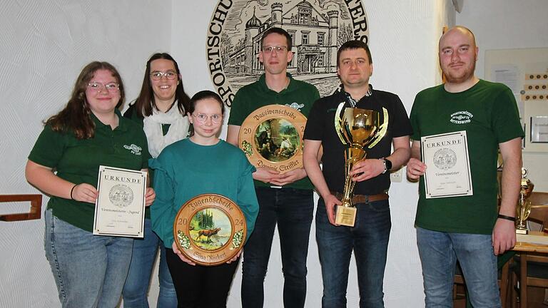 Stolz sein kann der Sportschützenverein Ditterswind auf diese erfolgreichen Mitglieder. Von links: Lina Schneider (Jugendmeisterin), 2. Schützenmeisterin Kerstin Schneider, Sina Röckert (Jugendscheibe), Dominic Striffler (Passivenscheibe), Christoph Schwab (Wanderpokal) und Peter Hellmuth (Vereinsmeister).