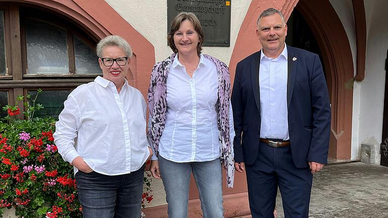 Stabwechsel beim Theaterring: Vhs-Leiterin Susanne Holst-Steppat (links) und Erster Bürgermeister Heiko Bäuerlein begrüßen Marion I. Gieseler als neue Ringleitung für die von der Vhs organisierten Theaterfahrten nach Würzburg.