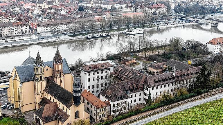 Die Jugendherberge (rechts) unterhalb des Festungsberges neben Burkarder Kirche und dem Jugendkulturhaus Cairo.