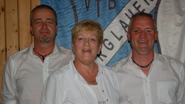 Jürgen Wehner, Monika Schneider und Marco Heinickel (von links) führen als Vorstandstrio künftig den VfB Burglauer. Foto: Manfred Mellenthin       -  Jürgen Wehner, Monika Schneider und Marco Heinickel (von links) führen als Vorstandstrio künftig den VfB Burglauer. Foto: Manfred Mellenthin