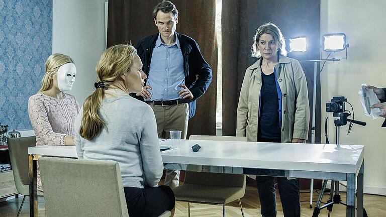 Szene aus dem neuen Franken-'Tatort': Die Hauptkommissare Paula Ringelhahn (Dagmar Manzel, rechts) und Felix Voss (Fabian Hinrichs) versuchen mit der Freundin des Opfers (Anja Schneider) und einer maskierten Polizistin (Komparsin) den Tathergang nachzustellen.