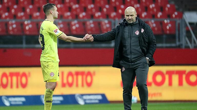 Deutlich sichtbare Enttäuschung: Mittelfeldspieler David Kopacz (links) und Trainer Bernhard Trares nach der Niederlage in Nürnberg.