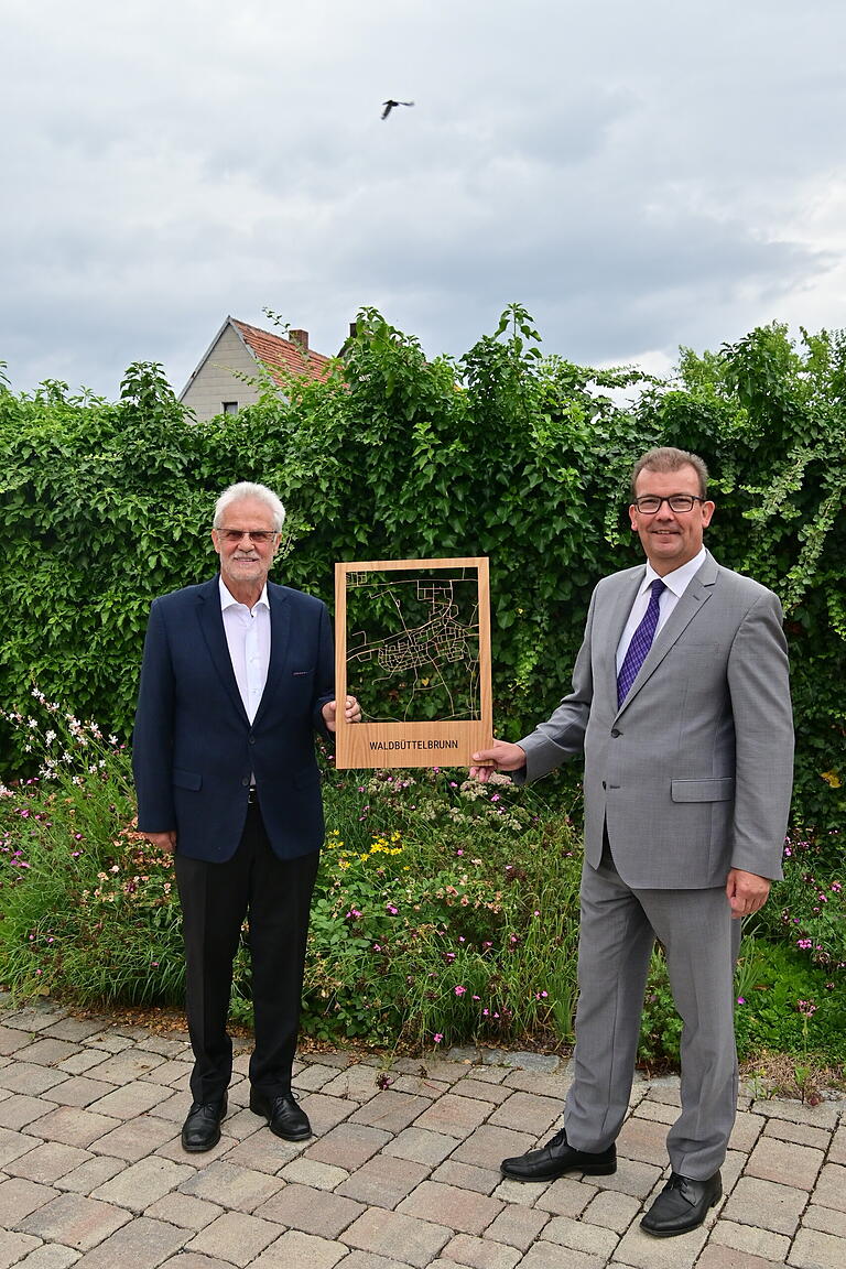 Besondere Ehrung für fast 30 Jahre Tätigkeit im Gemeinderat. Peter Schulz (links) erhielt aus den Händen von Bürgermeister Klaus Schmidt ein Holzbild von Waldbüttelbrunn.