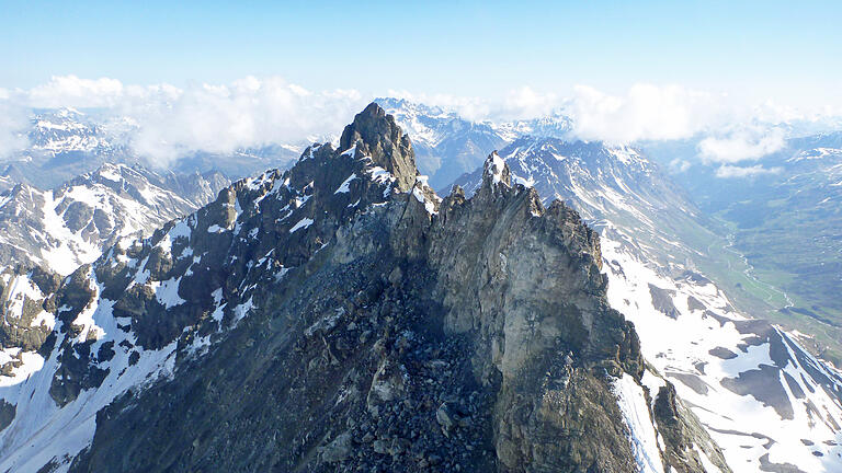 Bergsturz in den Tiroler Alpen.jpeg       -  Das Fluchthorn in Tirol nach dem Abbruch eines Teils des Gipfels vor etwas mehr als zwei Wochen.