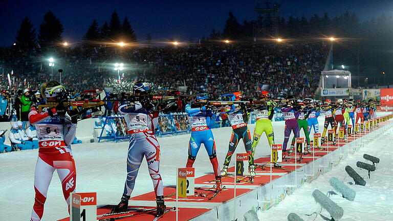 Biathlon-WM Nove Mesto 2013.jpeg       -  Auf den Rängen in Nove Mesto und an den Bildschirmen in Deutschland werden zahlreiche Biathlon-Fans die Weltmeisterschaft verfolgen.