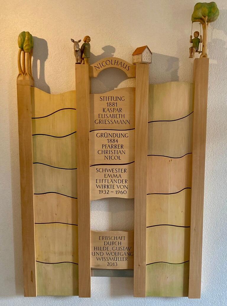 Gedenktafel mit Stiftern und Förderern des evangelischen Kinderheims Nicolhaus in Willmars (Lkr. Rhön-Grabfeld). Ein Name wurde von Heimleiter Gregor Koob kürzlich entfernt. Gedenktafel mit Stiftern und Förderern des evangelischen Kinderheims Nicolhaus in Willmars (Lkr. Rhön-Grabfeld). Ein Name wurde von Heimleiter Gregor Koob kürzlich entfernt. 