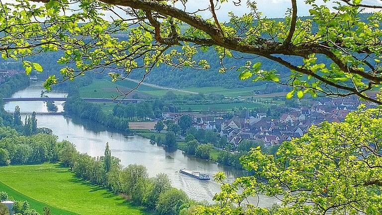 Ein Blick vom Lehrpfad Kalbenstein über die schöne Landschaft des Spessarts.