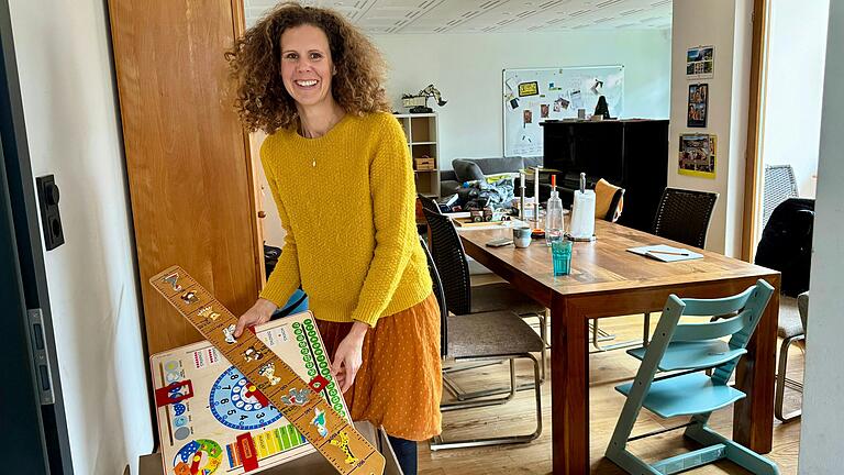 Aufbruchstimmung in Iphofen: Ärztin Dr. Lena Kallmeyer packt die Spielsachen ihrer Kinder in Kisten. Ihr Haus wird während der Weltreise vermietet. Aufbruchstimmung in Iphofen: Ärztin Dr. Lena Kallmeyer packt die Spielsachen ihrer Kinder in Kisten. Ihr Haus wird während der Weltreise vermietet.