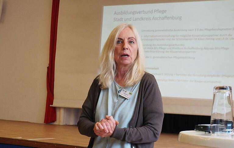 Referentin Ulrike Strobel stellte den Ausbildungsverbund Pflege Stadt und Landkreis Aschaffenburg vor. Referentin Ulrike Strobel stellte den Ausbildungsverbund Pflege Stadt und Landkreis Aschaffenburg vor.