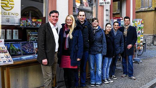 Rechercheteam: Mit dem Volkacher Einzelhandel befassen sich Studenten. Dazu werden sie demnächst Händler und Bürger befragen. Bürgermeister Peter Kornell machte die Gruppe mit Peter Wolf (rechts) an der Spitze mit der Stadt vertraut. Rechercheteam: Mit dem Volkacher Einzelhandel befassen sich Studenten. Dazu werden sie demnächst Händler und Bürger befragen. Bürgermeister Peter Kornell machte die Gruppe mit Peter Wolf (rechts) an der Spitze mit der Stadt vertraut.