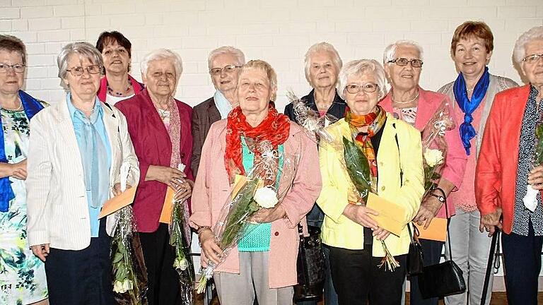 Ehrung beim Festempfang: Einige Gründungsmitglieder des Frauenkreises Margetshöchheim mit Hilde Oppmann, zweite Vorsitzende des Frauenkreises, KDFB-Diözesanvorsitzender Edeltraud Hann und Frauenkreisvorsitzende Karola Ach.