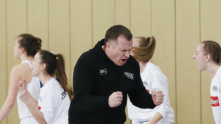 Durfte auch gegen Bamberg jubeln: Trainer Thomas Glasauer (Mitte) und die QOOL Sharks Würzburg sind nun Tabellenführer.